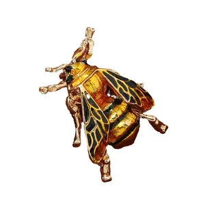 Eleganter Insekten-Zikaden-Anstecker aus Goldmetall mit Emaille-Details am Flügel