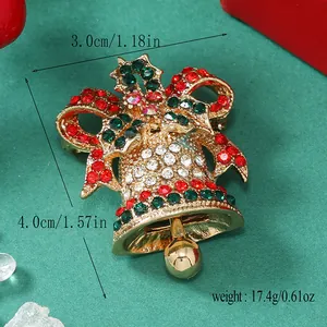 Dettaglio della spilla a campana di Natale con strass rossi e verdi, misura 3,0x4,0 cm
