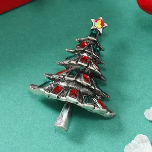 Vista macro dettagliata della spilla vintage ad albero di Natale in argento con strass