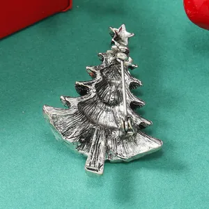 Dettaglio del retro della spilla vintage a forma di albero di Natale con chiusura