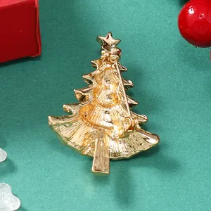 Macro della chiusura a spilla e del retro in metallo della spilla a forma di albero