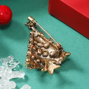 Dettaglio del retro placcato oro vintage e della spilla di sicurezza della spilla di Natale