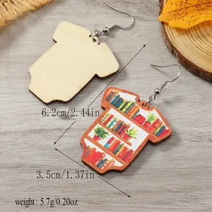 Detailansicht der Baby-Body Holzohrringe mit Maßen 6.2cm und Bücherregal-Aufdruck