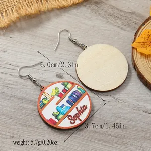Detailansicht der 6,0 cm Buchliebhaber-Ohrringe mit Name Sophia und Holzstruktur
