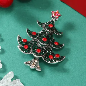 Dettaglio di una spilla a forma di albero di Natale con strass e decori festivi