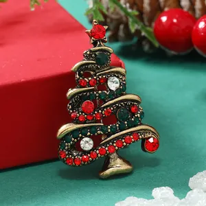 Dettaglio spilla albero di Natale vintage con strass colorati e stella rossa in cima