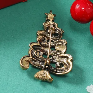 Dettaglio del retro della spilla ad albero di Natale vintage con chiusura a spilla lunga