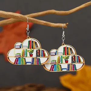 Kreative wolkenförmige Bücherregal-Ohrringe aus Holz mit bunten Büchern am Zweig