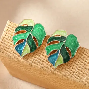 Boucles d'oreilles feuilles de Monstera dorées avec émail vert pour femmes