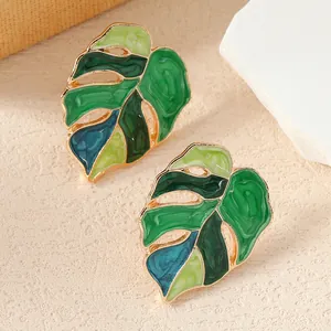 Élégantes boucles d'oreilles feuille de monstera dorée et émail vert au style tropical