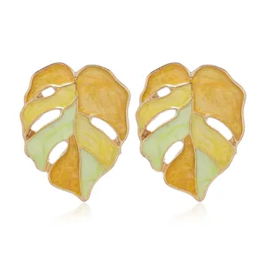 Élégantes boucles d'oreilles monstera en or avec détails en émail vert et jaune