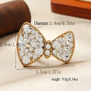 Vista dettagliata dell'anello con fiocco di cristallo con dimensioni e finitura oro