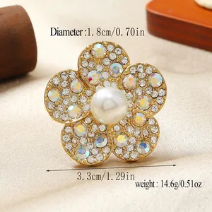 Vista dettagliata dell'anello a fiore con perla e dimensioni 1,8 cm per 3,3 cm