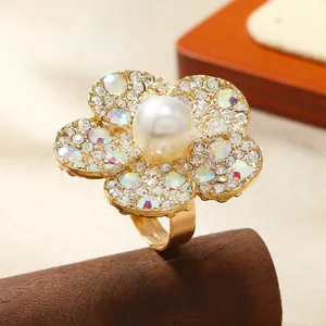 Elegante anello a fiore dorato con perla centrale e cristalli scintillanti da donna