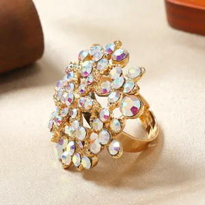 Dettaglio macro di anello dorato regolabile con cristallo a fiocco di neve su raso