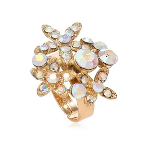 Anello regolabile a fiori dorati con cristalli AB scintillanti e design a strati