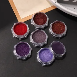 Makro-Draufsicht auf sechs Sechskantgläser mit glänzendem Nagelglitzer Puder Set