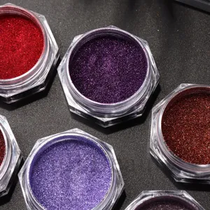 Makroaufnahme von Nagel-Glitzerpudern in Hex-Gläsern in Rot, Violett und Bronzetönen