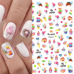 Dettaglio macro di adesivi per unghie con dolci ad acquerello e motivi di cupcake