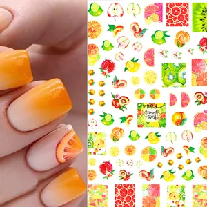 Adesivi per unghie con frutta estiva come limone e anguria su manicure sfumata