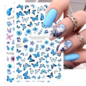 Dettaglio degli adesivi per unghie con farfalle blu F679 e applicazione reale