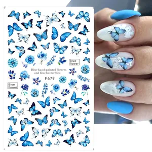 Dettaglio di adesivi per unghie con farfalle blu e fiori con vista dell'applicazione