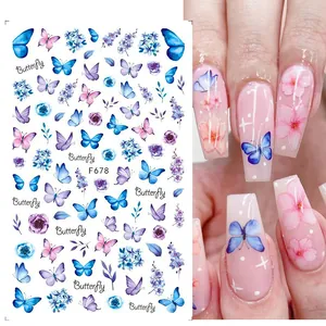 Dettaglio degli adesivi per unghie F678 con motivi a farfalla e fiori blu e viola
