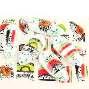 Détail de stickers pour ongles aux motifs de fruits avec pastèque et kiwi pailletés