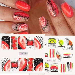 Vue détaillée de stickers pour ongles aux motifs de fraises et de kiwis frais