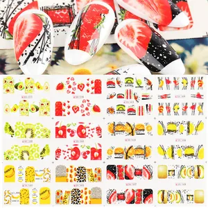 Détail d'autocollants pour ongles motifs fruits et léopard, fraise et banane incluses