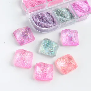 Makroaufnahme von 6-Gitter-Nagelzuckerpulver und schimmerndem Harzzubehör für DIY-Nagelkunst