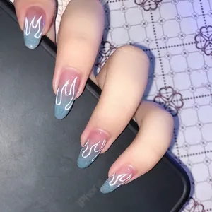 Dettaglio macro di unghie a mandorla con sfumatura blu-rosa e motivi a fiamma bianca