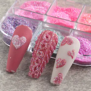 Makro-Detail von 3D-Herz-Nagelkunst mit buntem Zucker-Glitzerpuder-Set erstellt