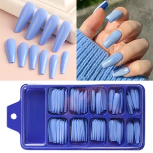 Unghie finte lunghe a ballerina blu cielo lucido con scatola di conservazione blu