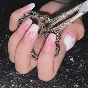 Dettaglio di fiamme rosa e bianche su unghie finte medie a forma di ballerina