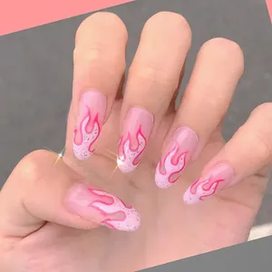 Dettaglio di unghie finte rosa con motivi a fiamma magenta e glitter argentati scintillanti