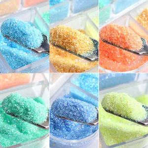 Makro-Detail von sechs leuchtenden Zucker-Nagelglitzerpulverfarben in einer Gitterbox
