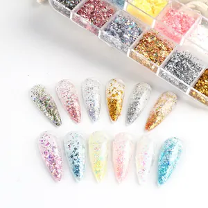 Detailopname van 12-vaks nail art glitterset met kleurrijke vlokken en nageltips