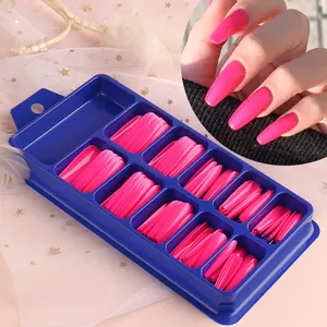 Unghie finte lunghe ballerina rosso rosa lucido in una scatola blu a dieci scomparti