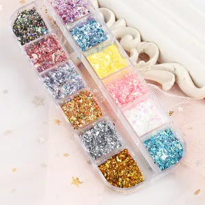 Macro-detail van 12-kleuren nail art folievlokken en glitter pailletten in een doos
