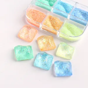 Makroaufnahme von 6-Raster-Nagel-Glitzer-Set mit bunten Zuckersand-Pulvern und Harz-Charms