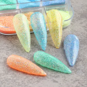 Detailansicht von 6-Farben-Glitzerpuder mit Zuckereffekt auf Nagelspitzen