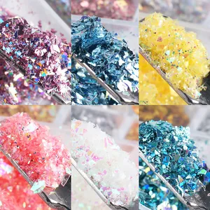 Macro-opname van kleurrijke aurora nagelglitter op metalen stokjes voor DIY nail art design