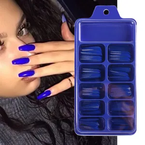 Set di unghie finte blu a bara organizzate in una scatola a 10 scomparti con varie misure