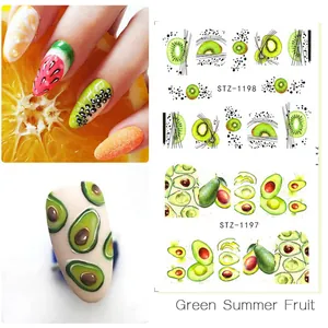 Dettaglio di adesivi per unghie con frutta estiva per nail art con kiwi e arance