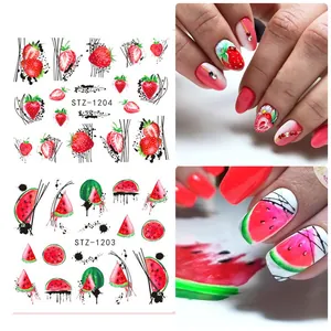 Dettaglio di adesivi per unghie fragola e anguria con effetto manicure alla frutta