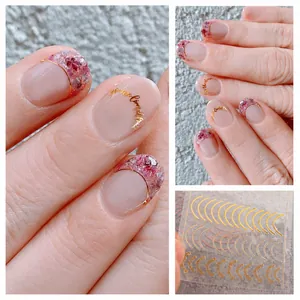 Detailansicht von 3D-Nagelstickern mit Trockenblumenmustern und Goldfolienkunst