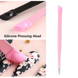 Vue détaillée de la pince à ongles avec tête de pression en silicone rose et noire