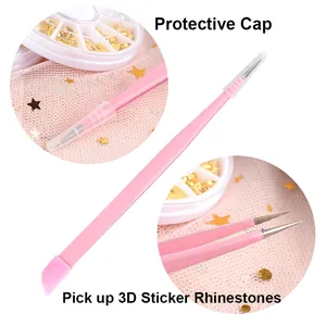Détail de la pince à ongles rose à double embout avec poussoir silicone et capuchon