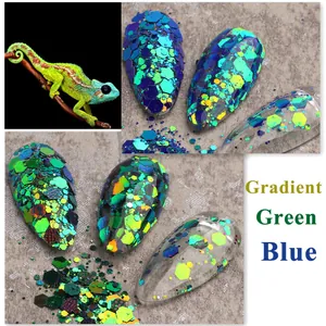 Macro-opname van blauwe holografische zeshoekige nagelglitters voor creatieve nail art